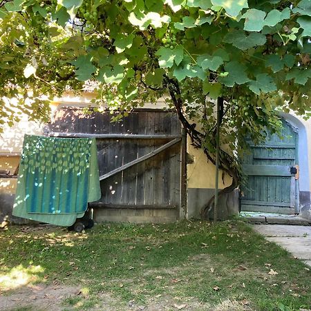 House By The Church - Entire House Crit المظهر الخارجي الصورة